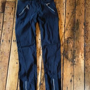 Guess Jeans black stretch womens size 27 Featuring Zipper Pockets And Ankle Zips